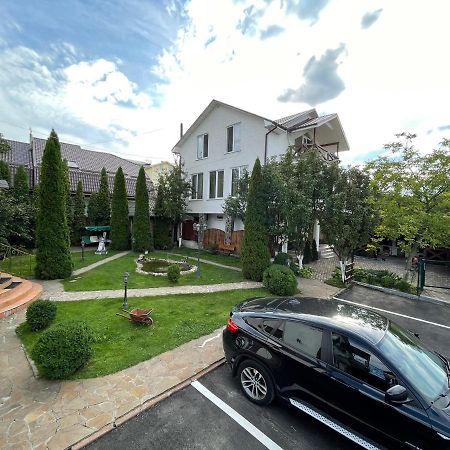 Apartments With Kitchen And Garden Kiev Bagian luar foto