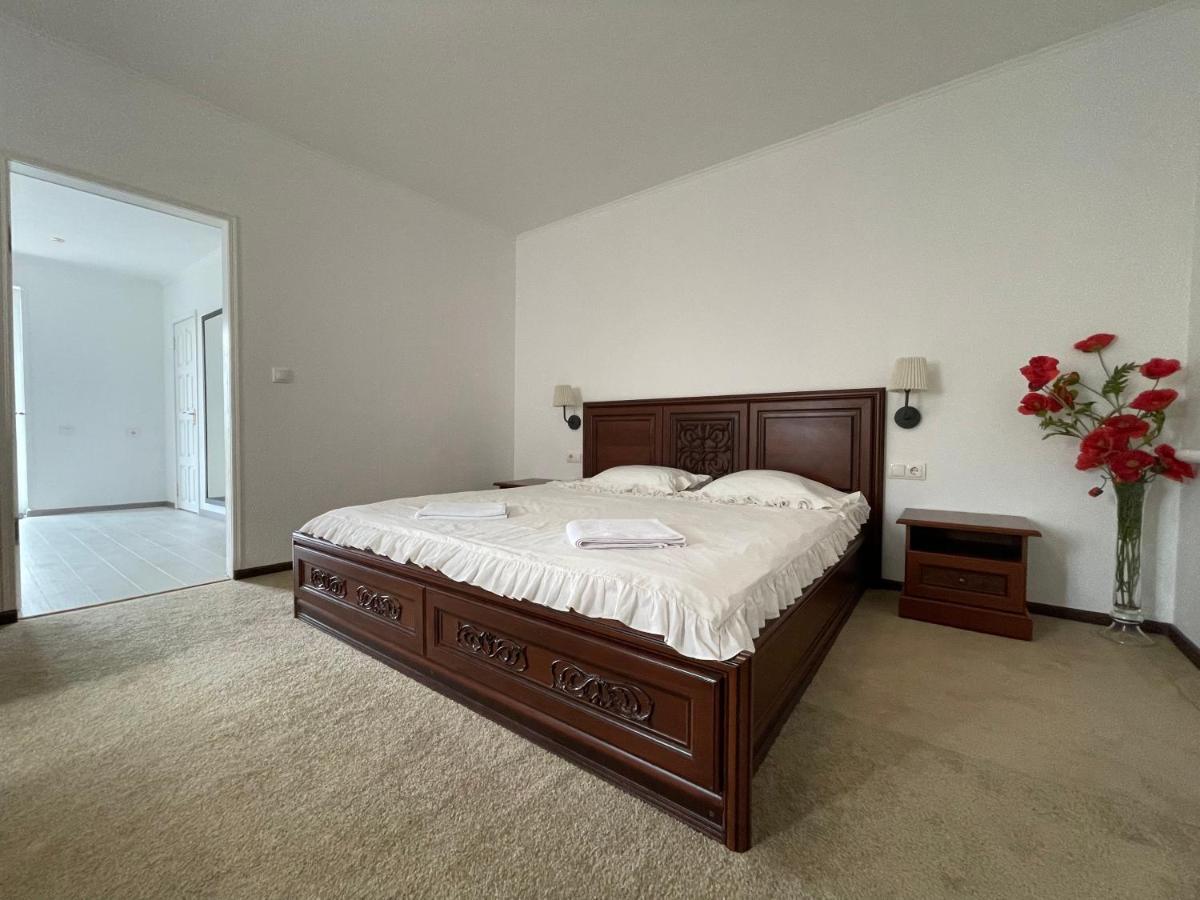 Apartments With Kitchen And Garden Kiev Bagian luar foto